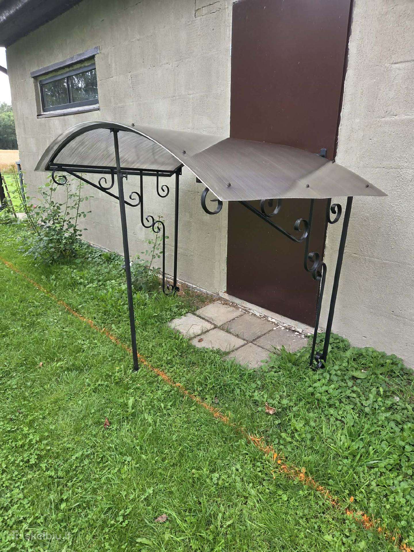 Metalinis stogelis lauko durims