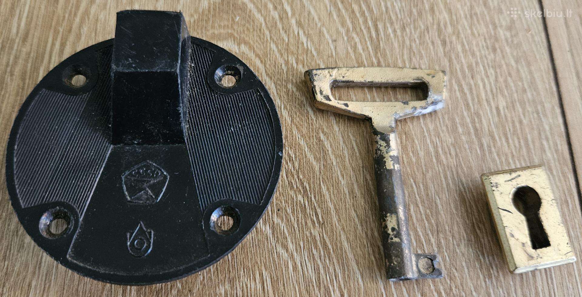 Spintelių spyna su raktu tarybinių laikų