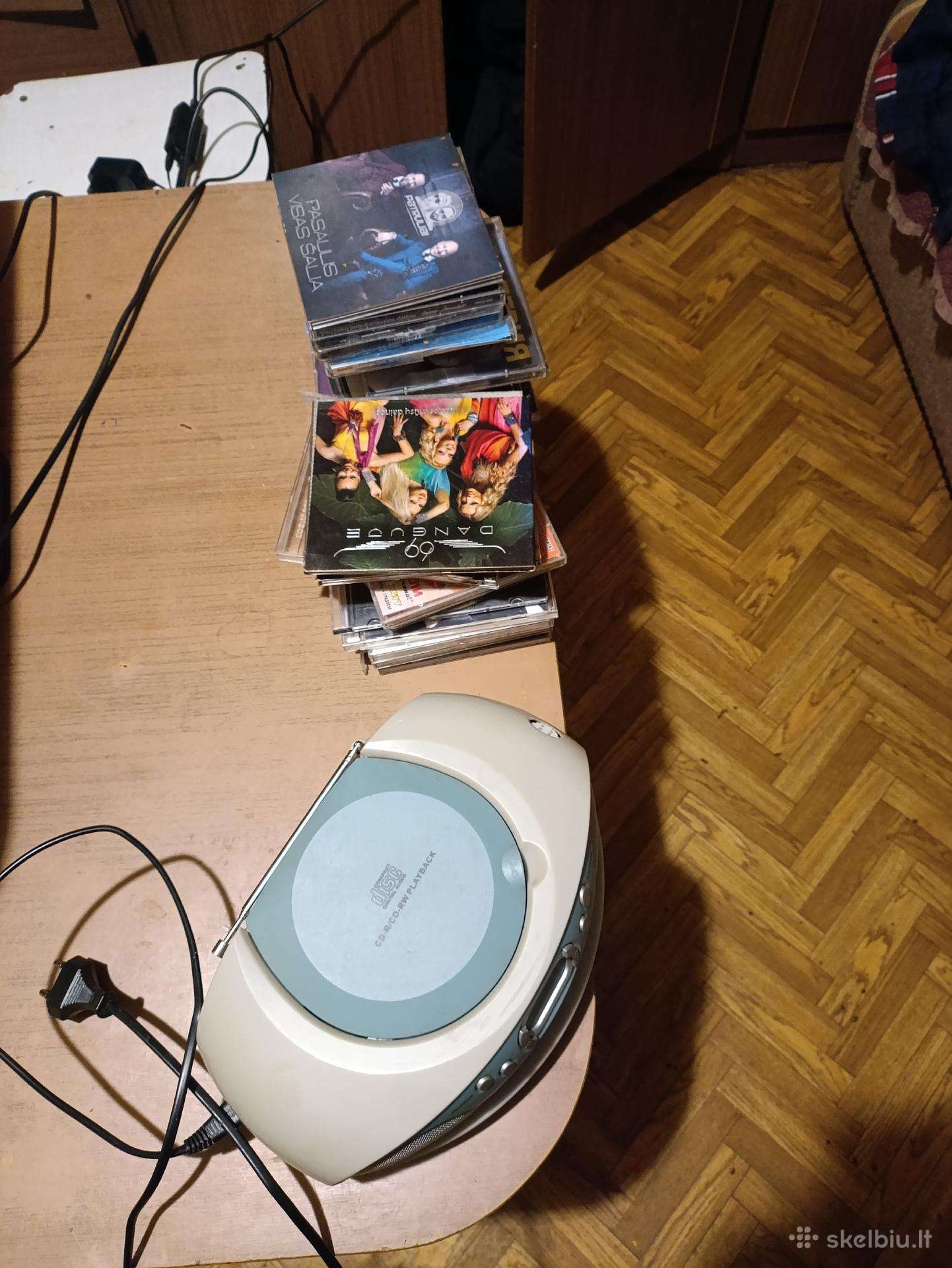 Parduodamas magnetola su radiją ir CD kompotais