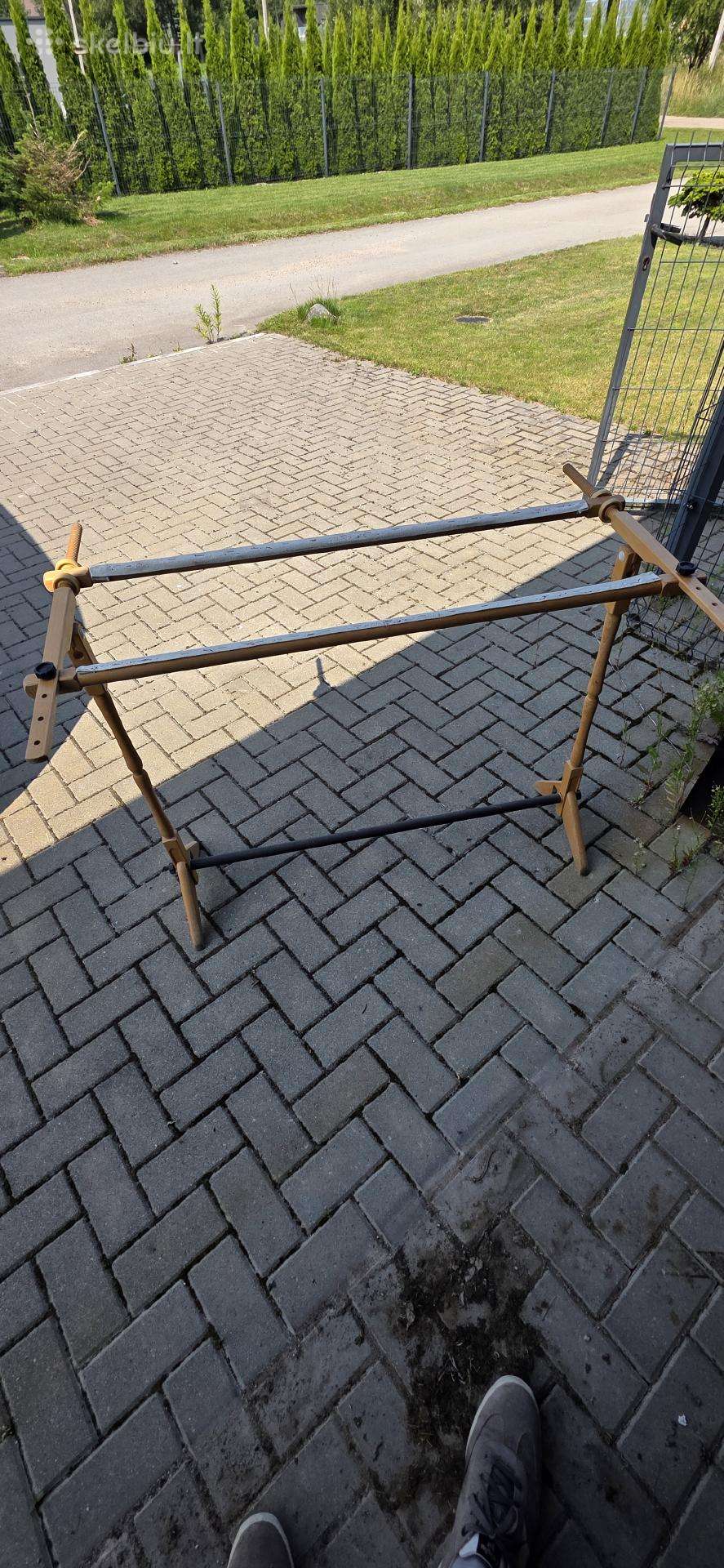 Siuvinėjimo rėmelis-staliukas 50€