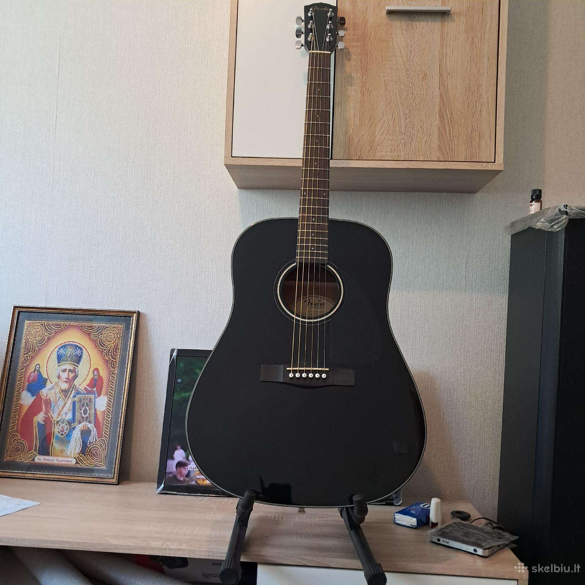 Stiginiai muzikos instrumentai. akustine gitara