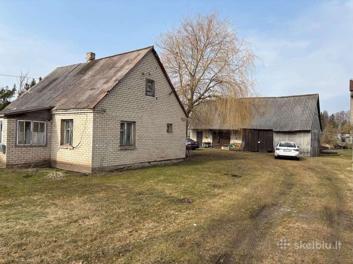 Renovuotiną namą Vaitiekūnų k. Radviliškio r.
