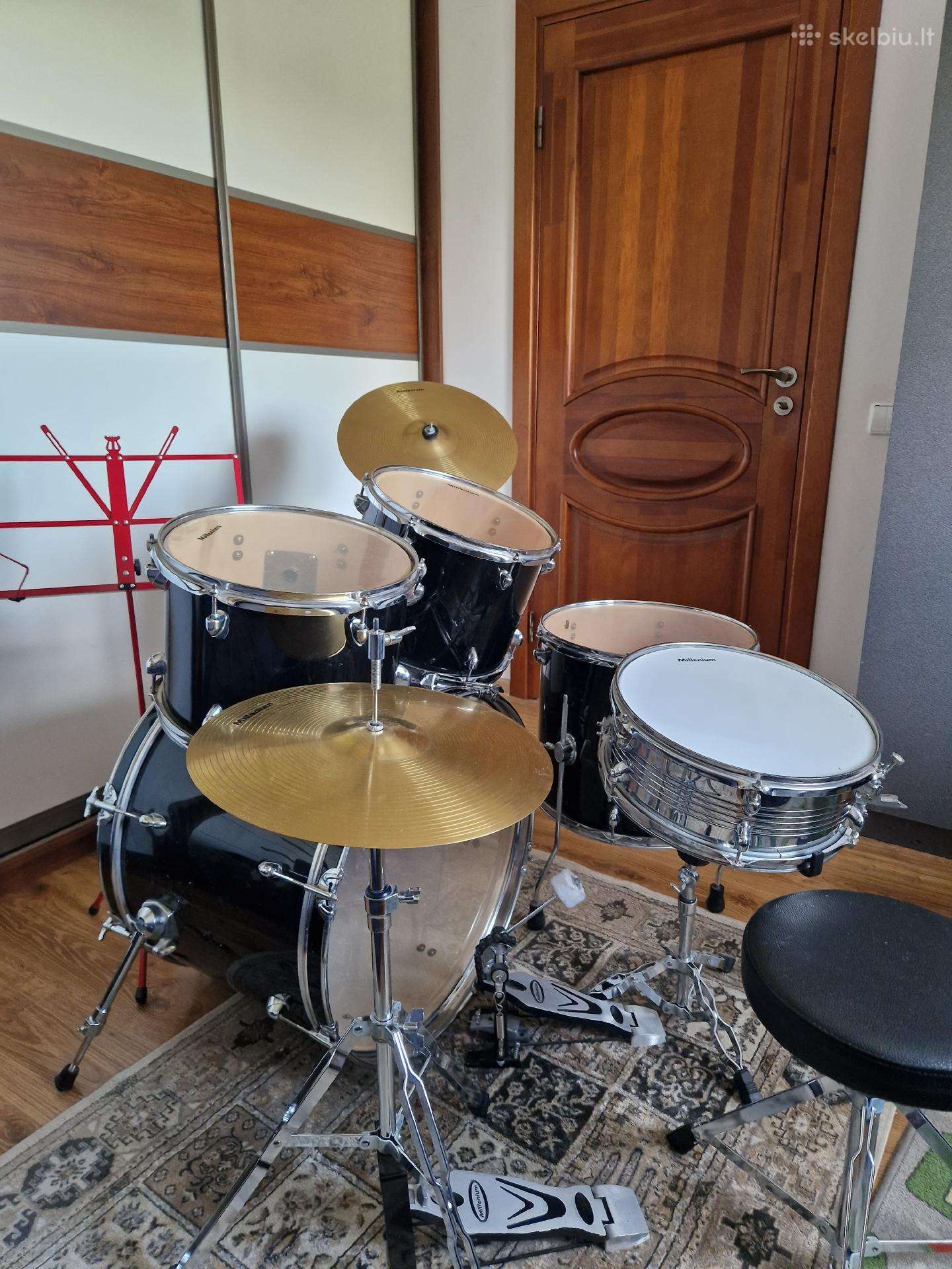 Millenium būgnai ir kėdutė.