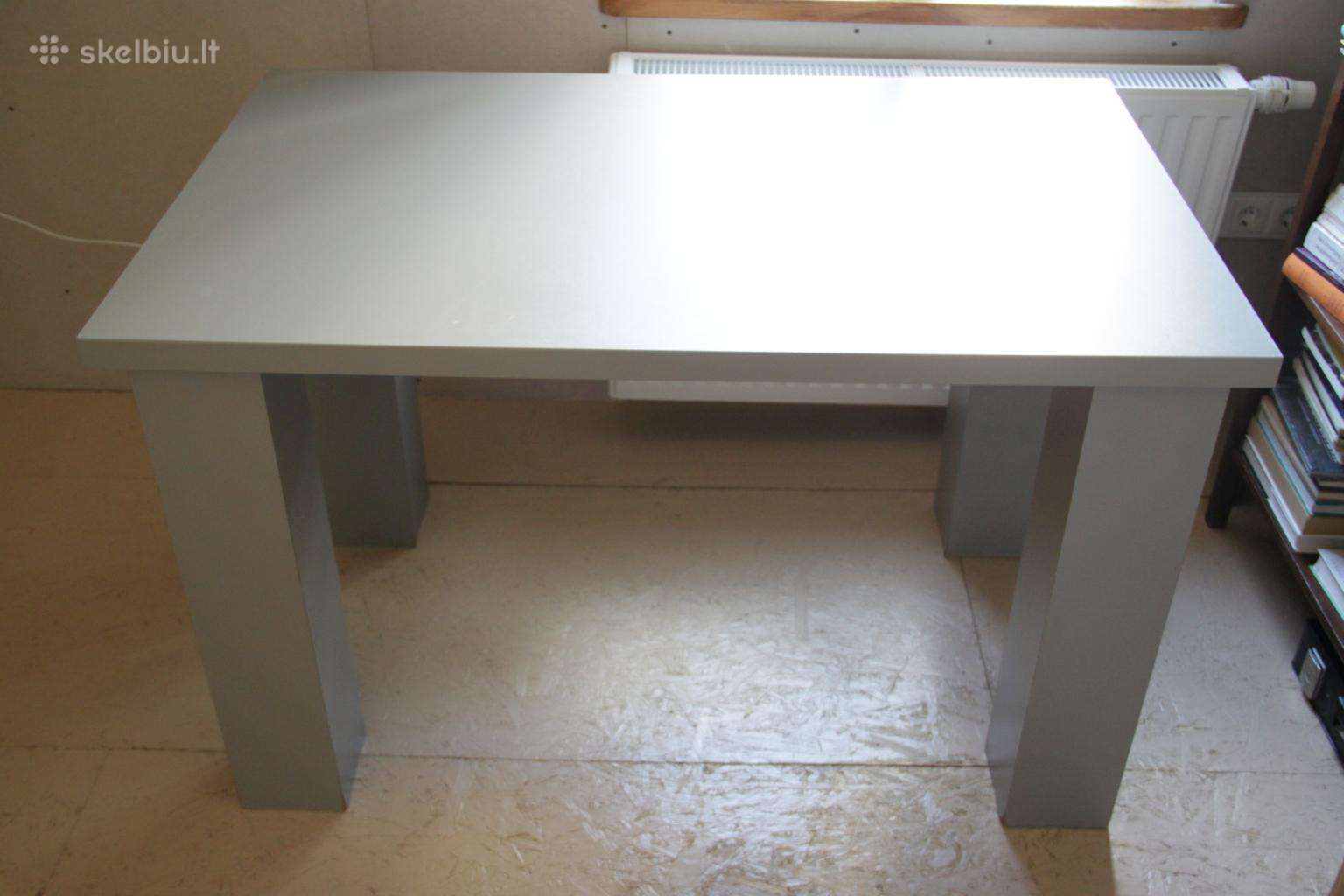 Stalas su plačiom kojom