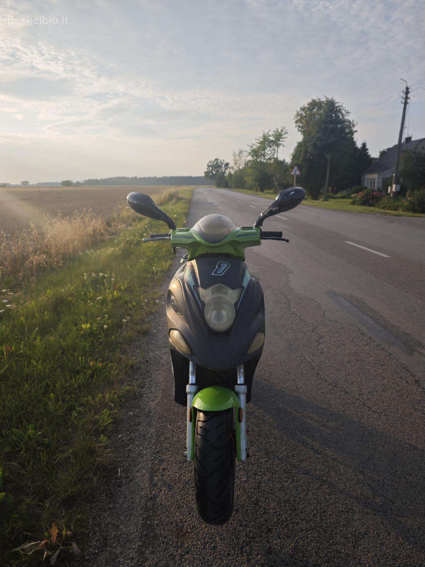 Įvairūs motoroleriai