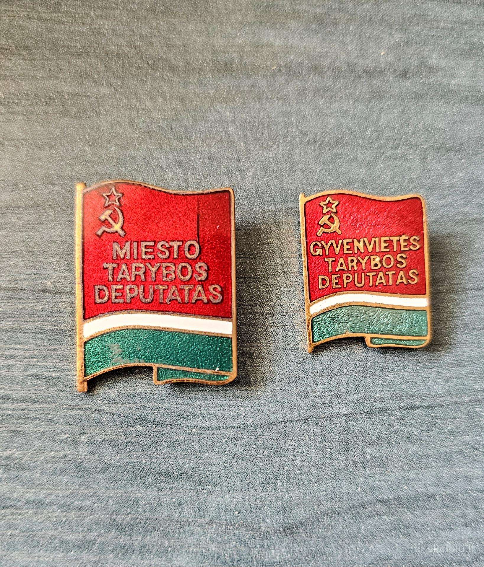 Reti deputatų ženkliukai.