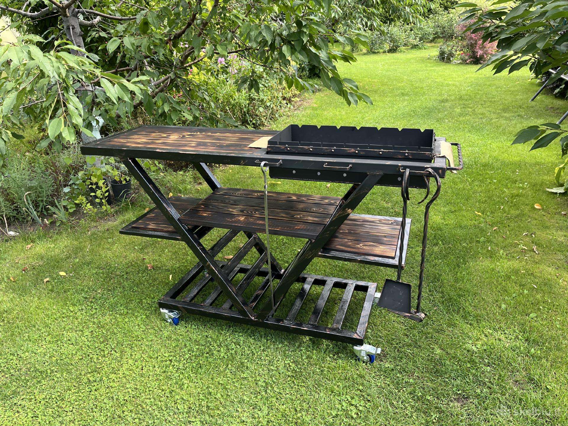 „Rankų darbo Loft kepsninė su ratukais“