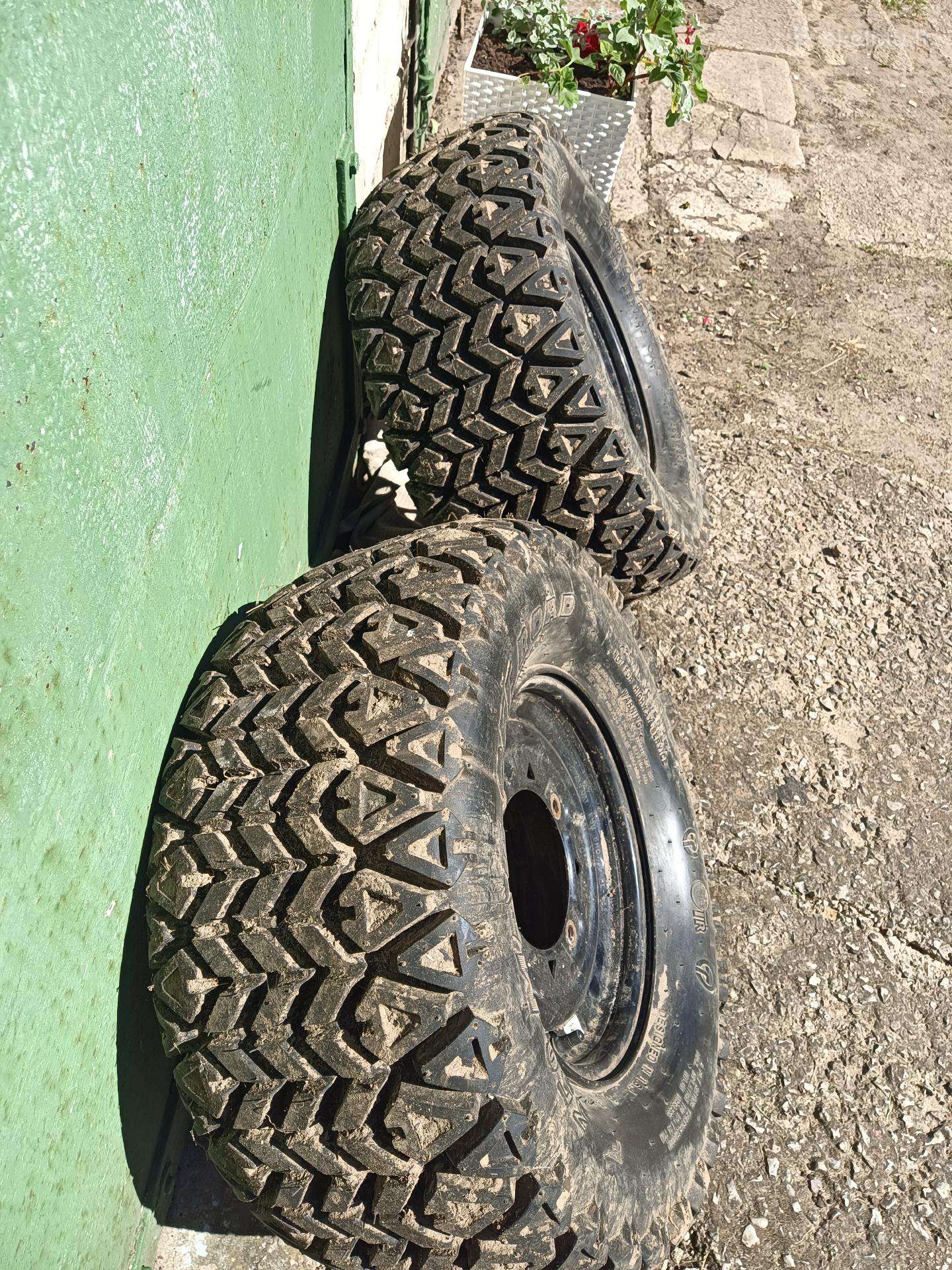 Parduodu padangas 25x10r12 su ratlankiais Polaris