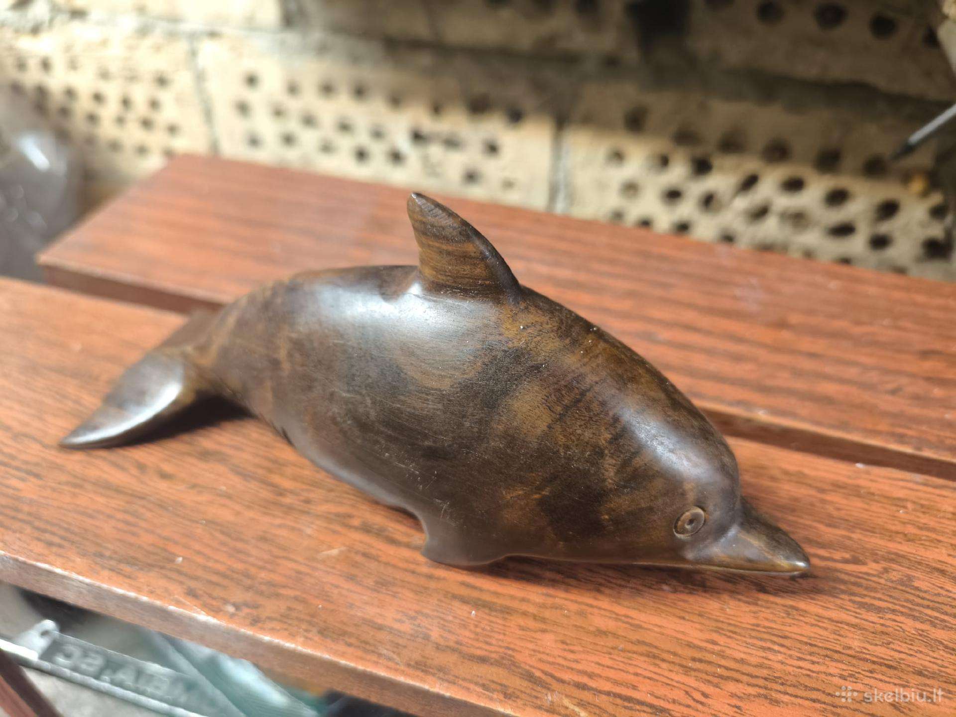 Išdrožta medinė delfino figurėlė