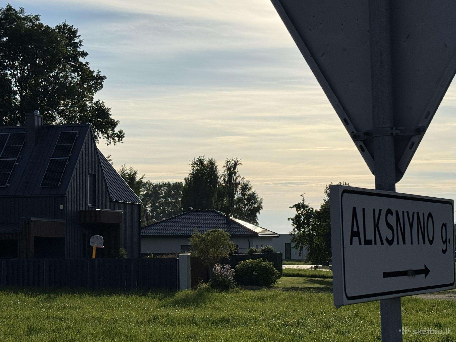 Parduodamas namų valdos sklypas. Galima statyba.