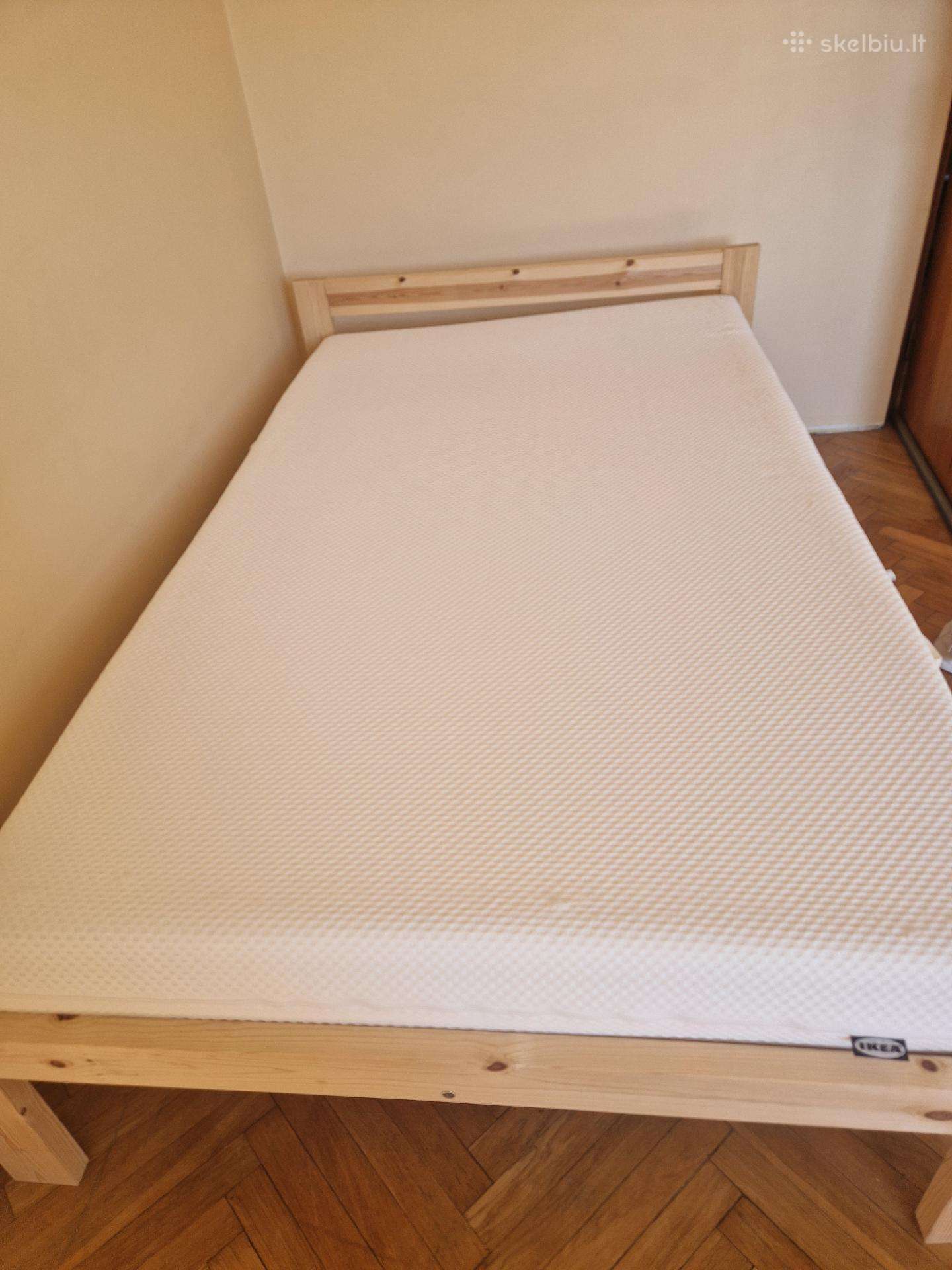 120 medinė lova su grotelėmis ir Ikea čiužiniu