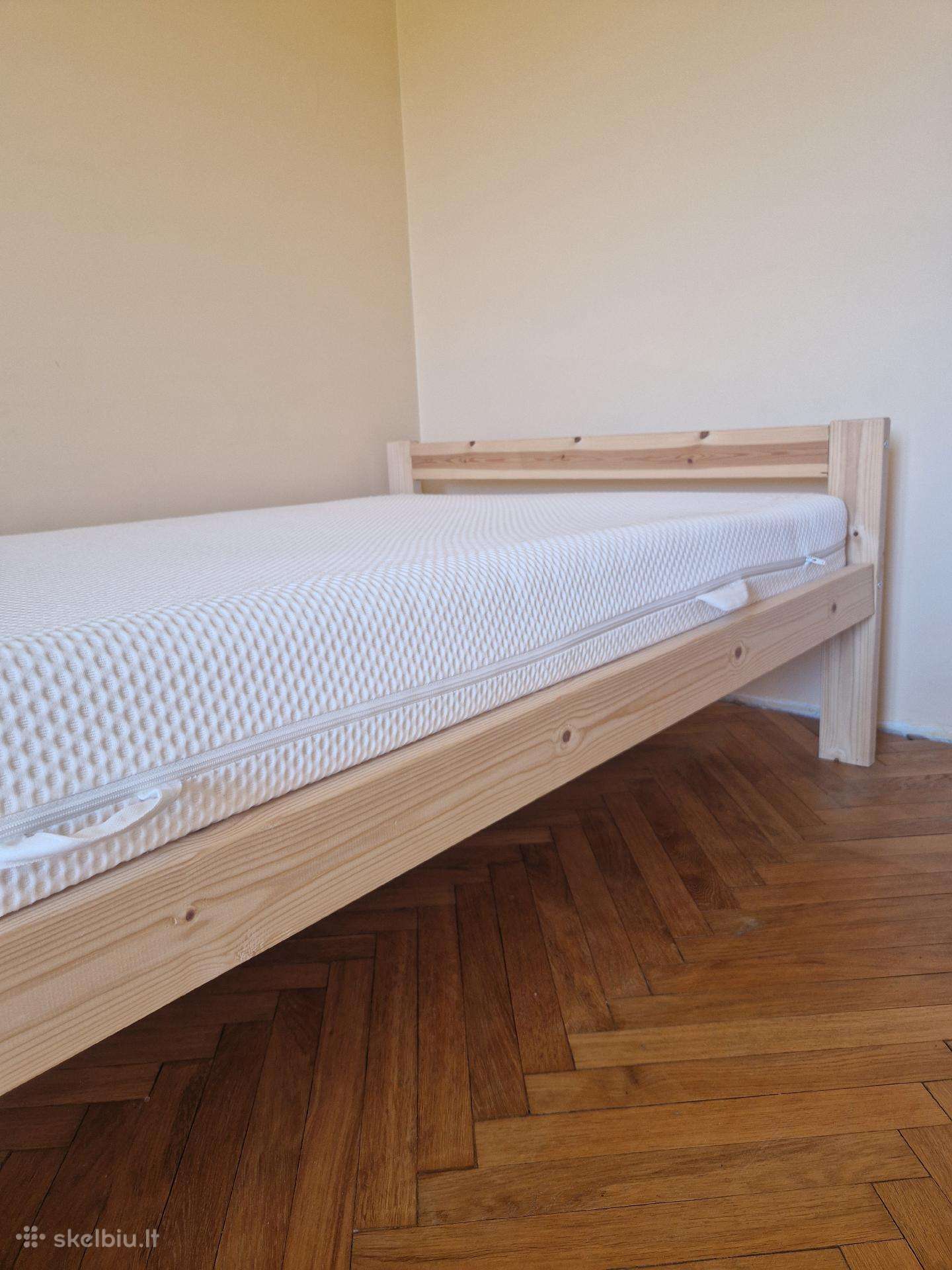 120 medinė lova su grotelėmis ir Ikea čiužiniu