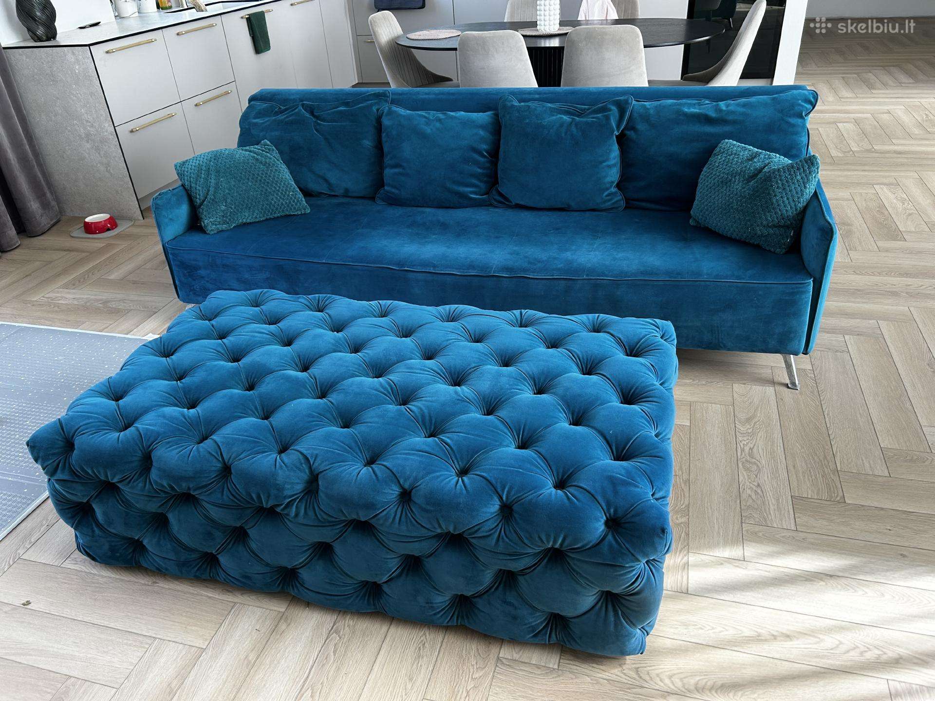 Veliūrinė sofa su pufu