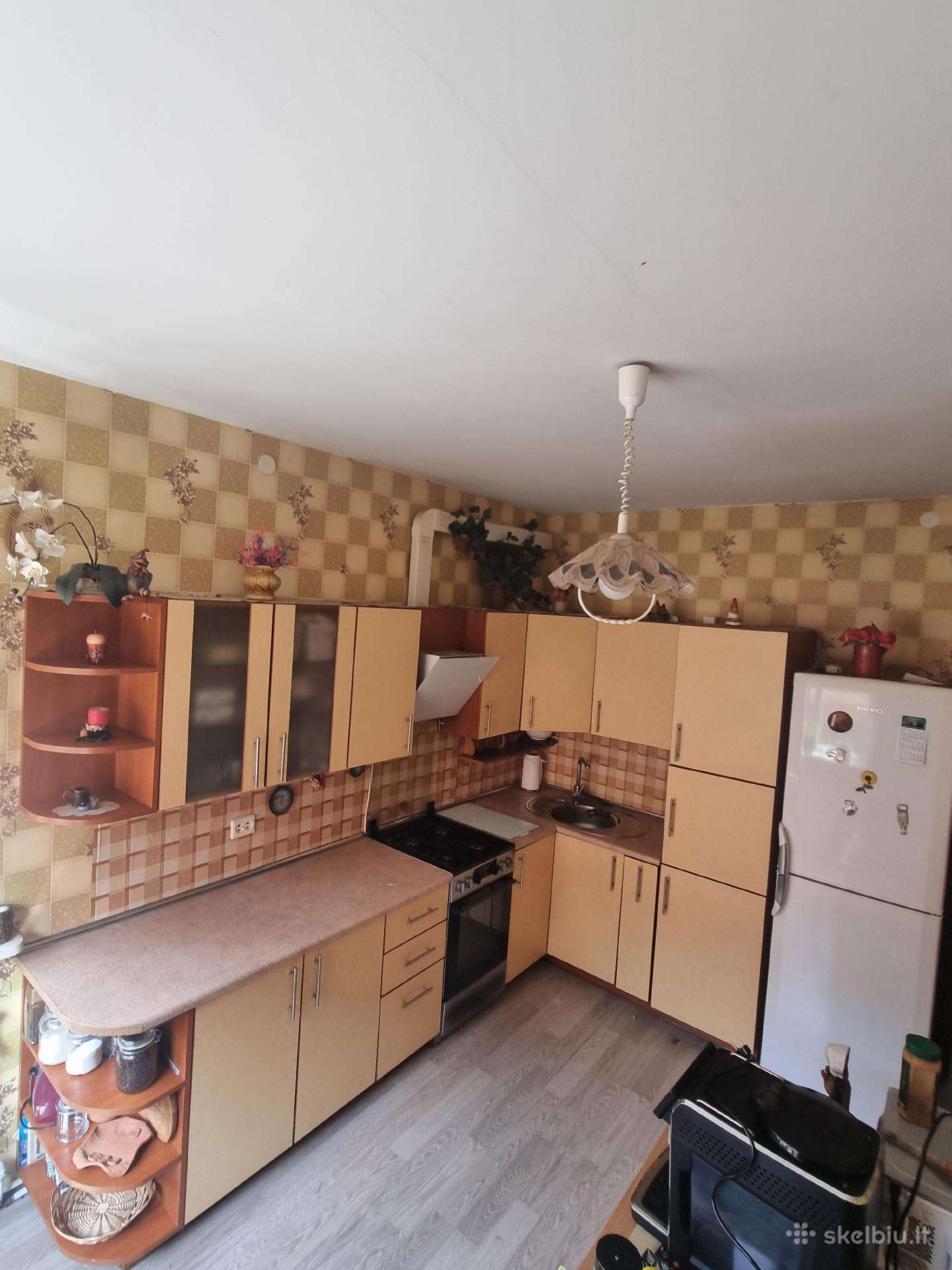 Virtuvės baldų komplektas su buitine technika.