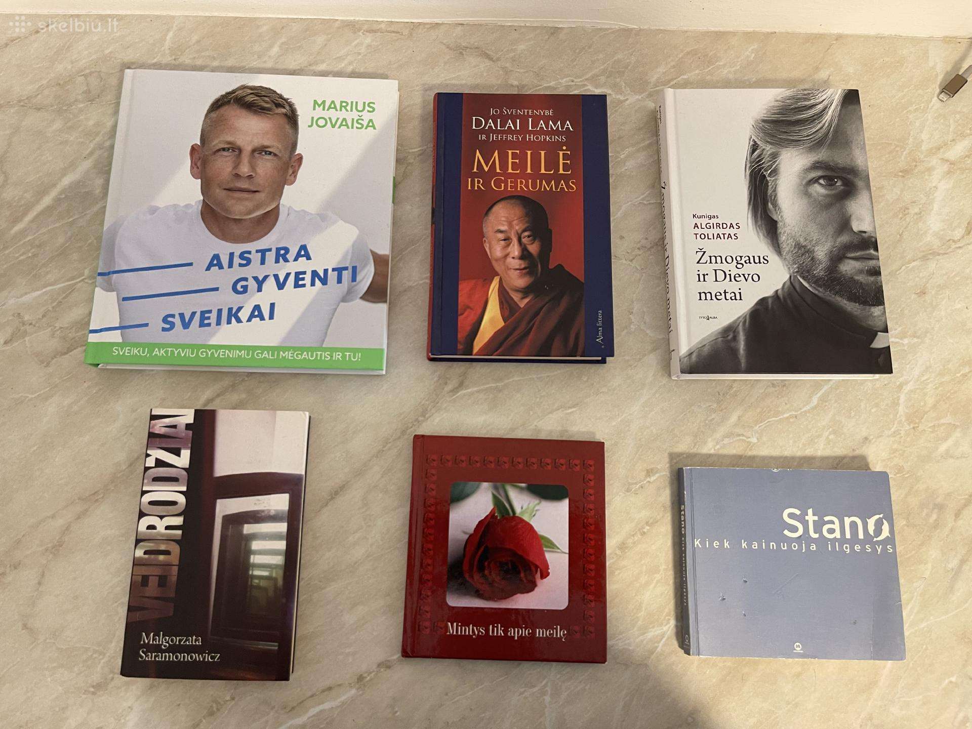 Parduodamos įvairios knygos
