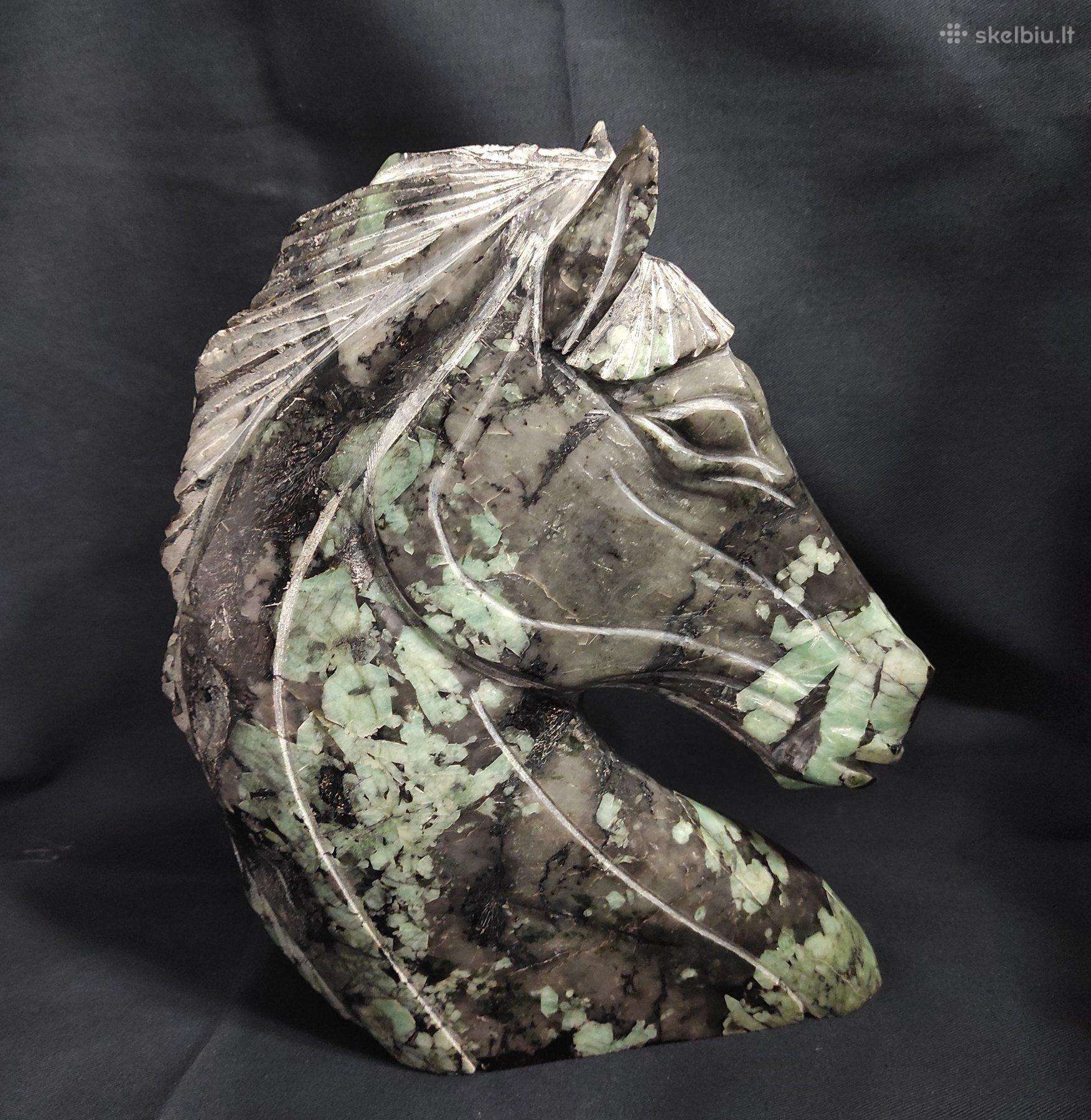 Skulptūra su smaragdų grynuoliais (3,9kg)
