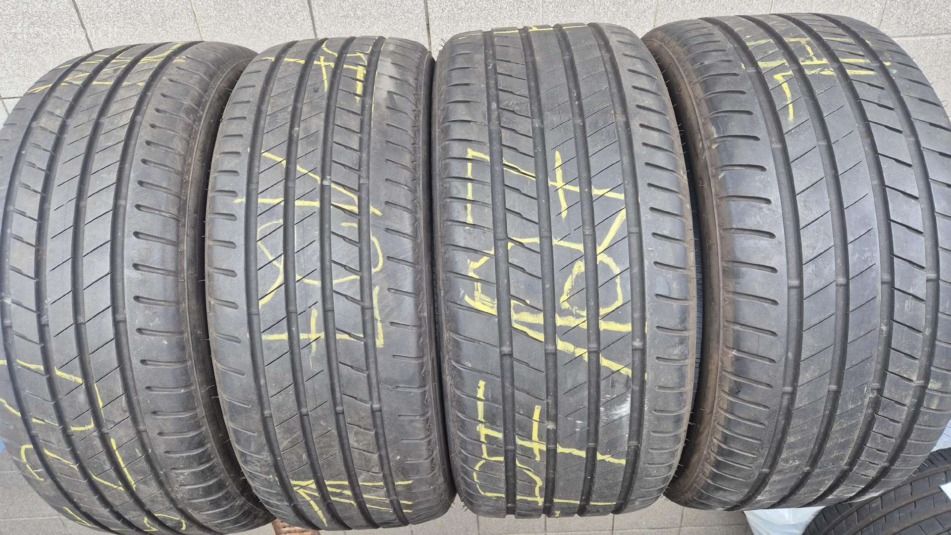 Vasarinės 245/45 R20 ir 275/40 R20 Bridgestone
