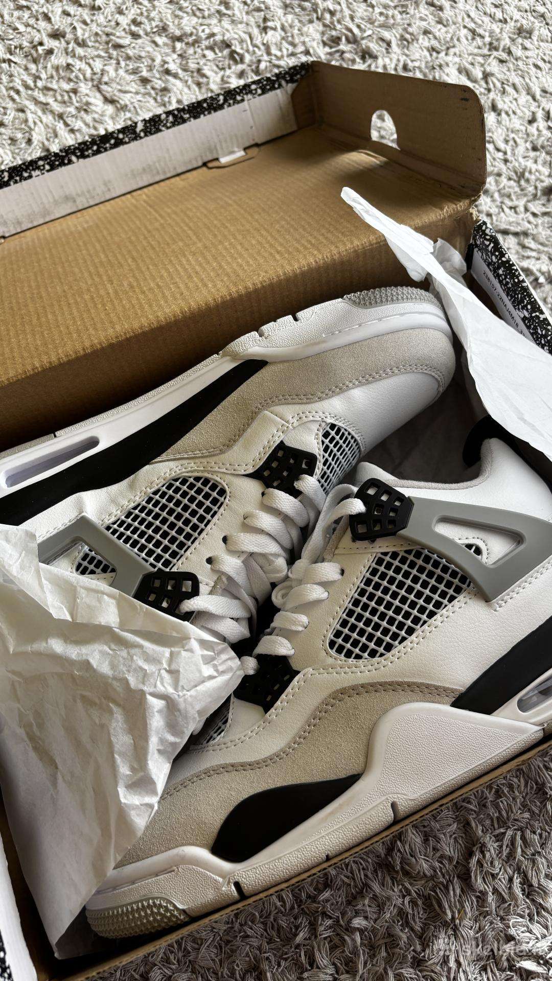 Jordan 4 ir sportiniai rūbai