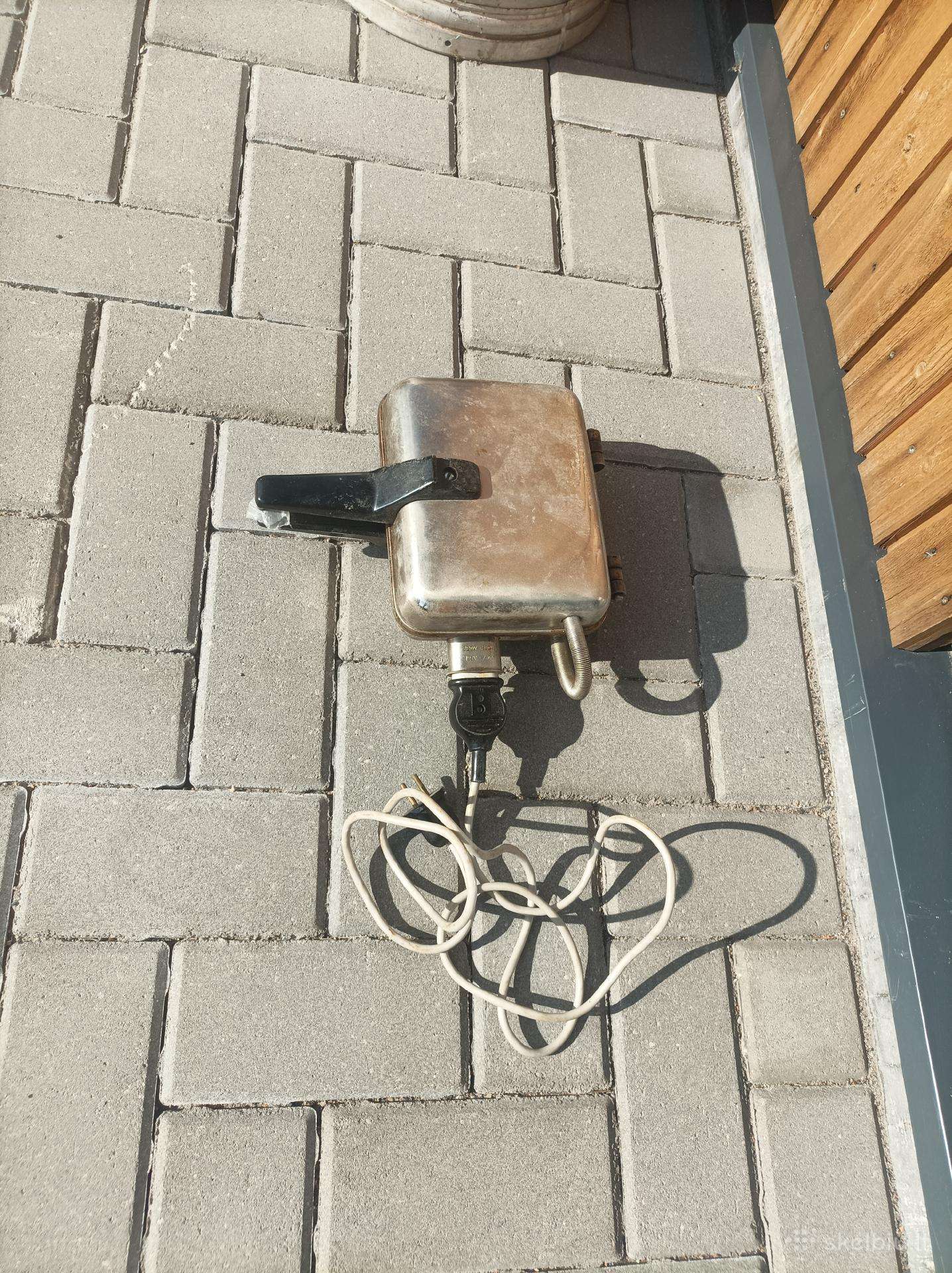 Elektrinė vaflių keptuvę