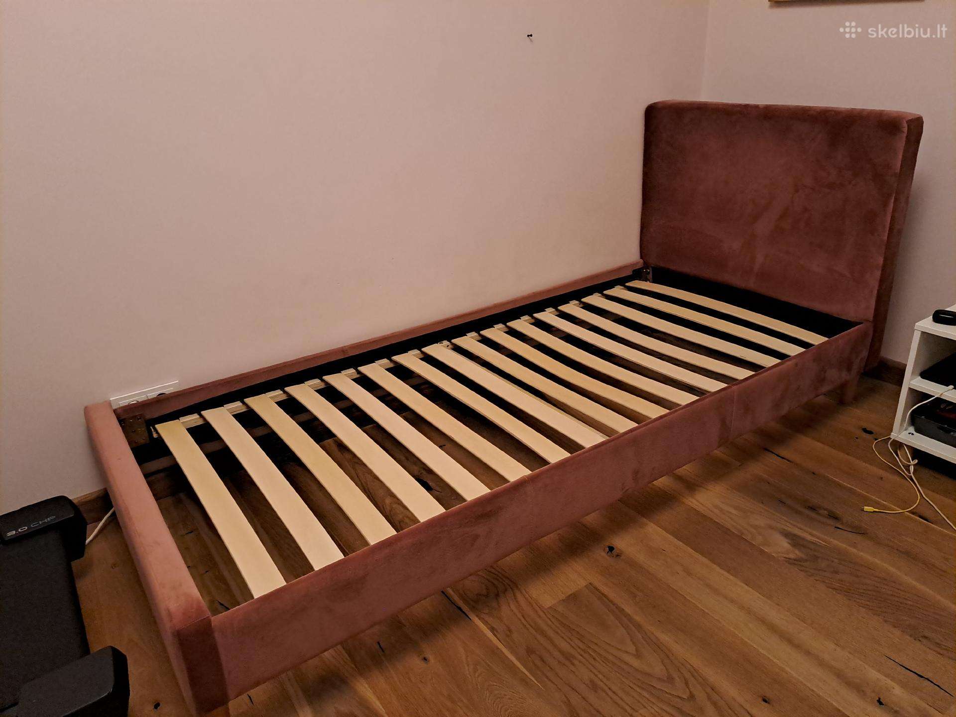 Veliūrinė viengulė lova su grotelėmis