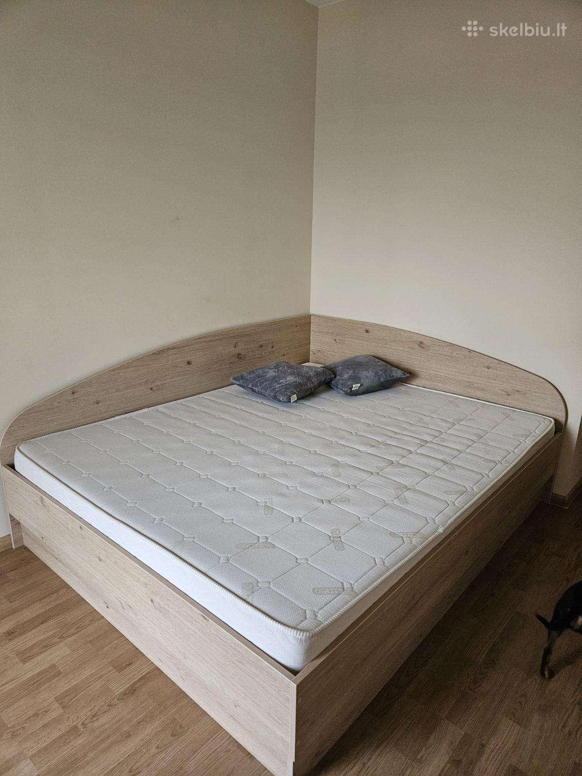 Lova su čiužiniu