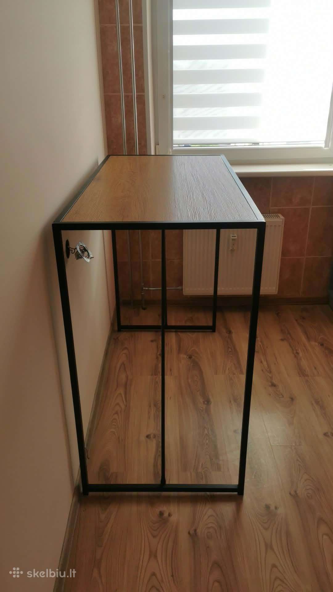 Parduodu baro stalą ir 2 kėdes
