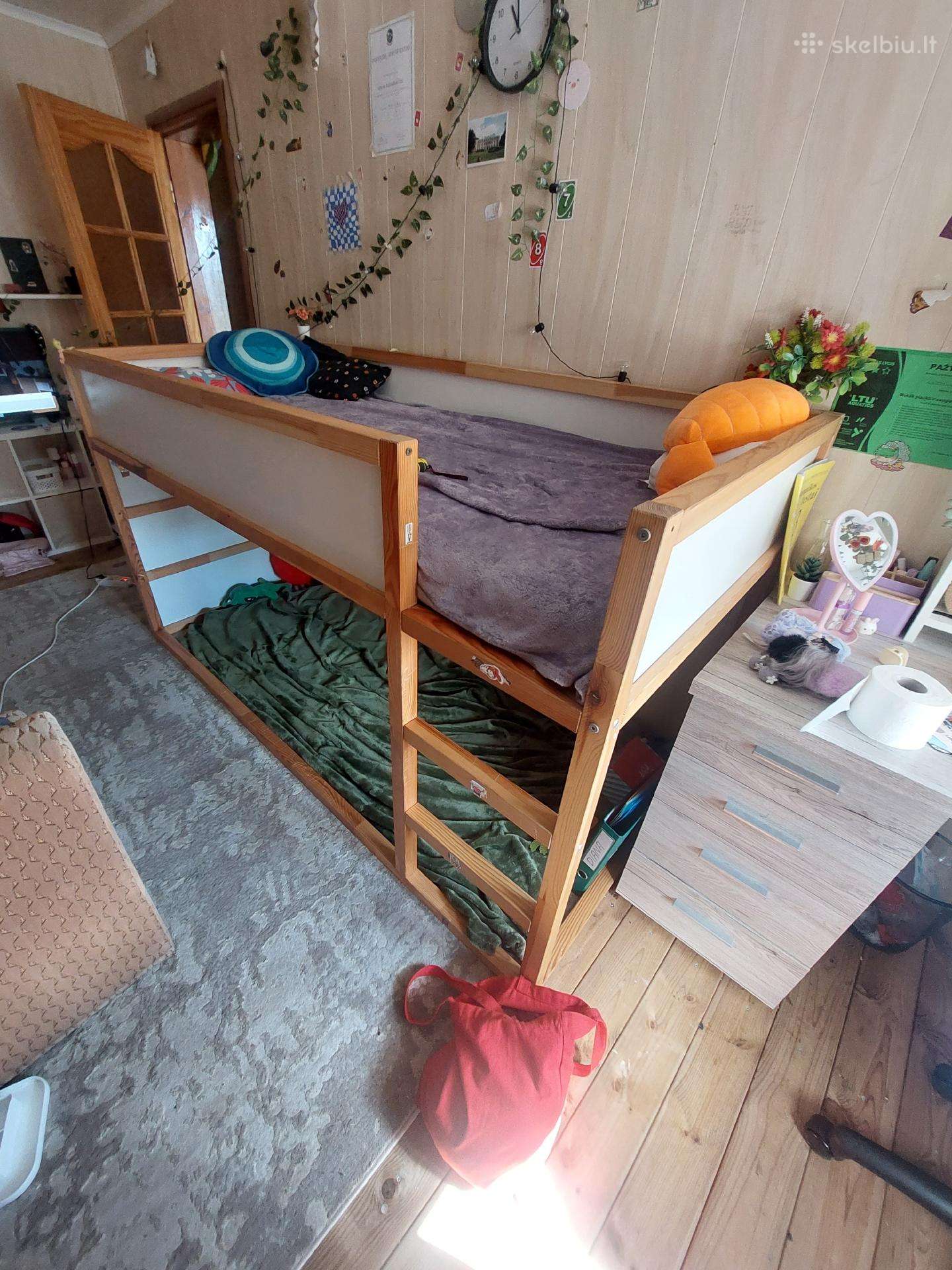 Dviaukšte lova su čiužiniu