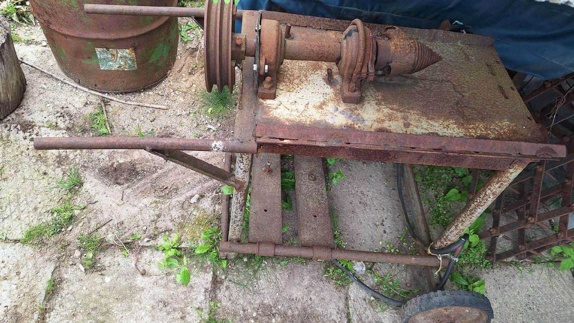 Sraigtinė malkų skaldyklė ant ratukų (be variklio)
