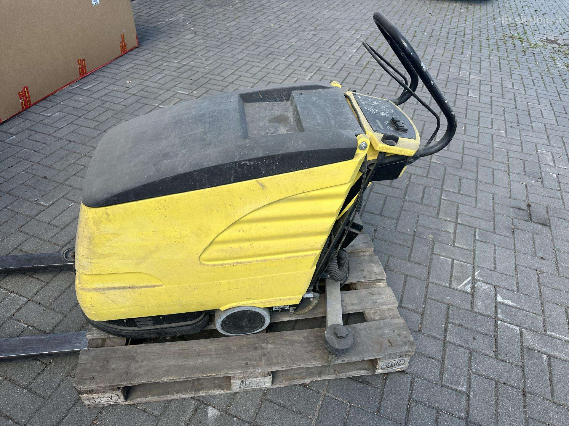 Grindų plovimo mašina Karcher