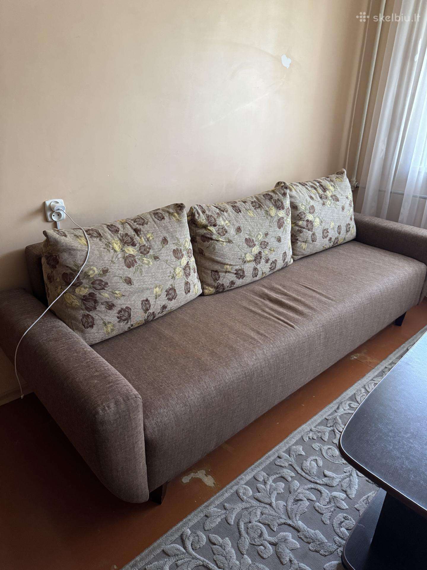 Sofa su miegojimo dalimi ir daiktadeze
