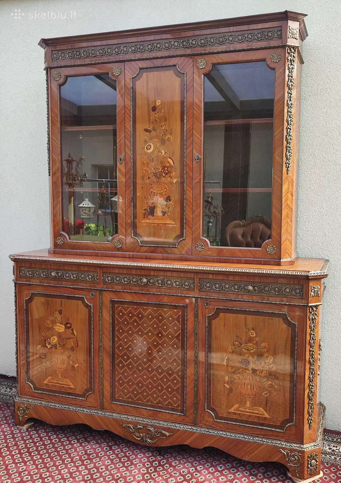 Inkrustuota indauja puošta žalvario detalėmis