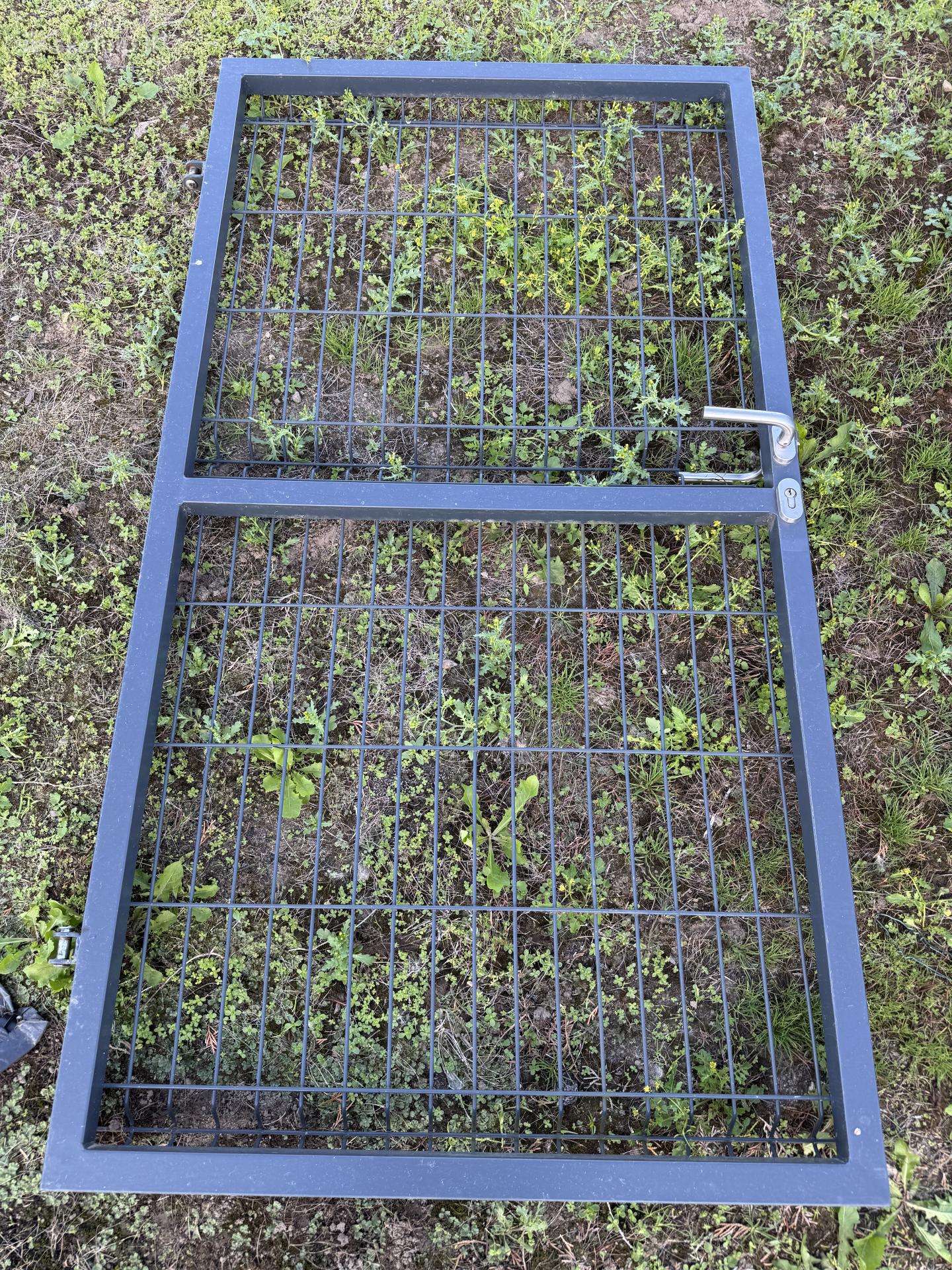 Parduodama 15 vnt. 5mm segmentinės tvoros+vartelia
