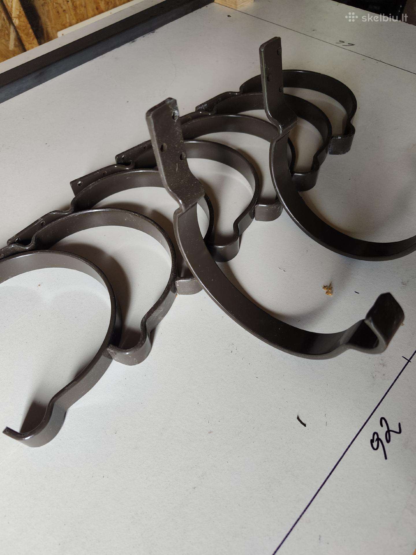 Metaliniai lietaus sistemos laikikliai
