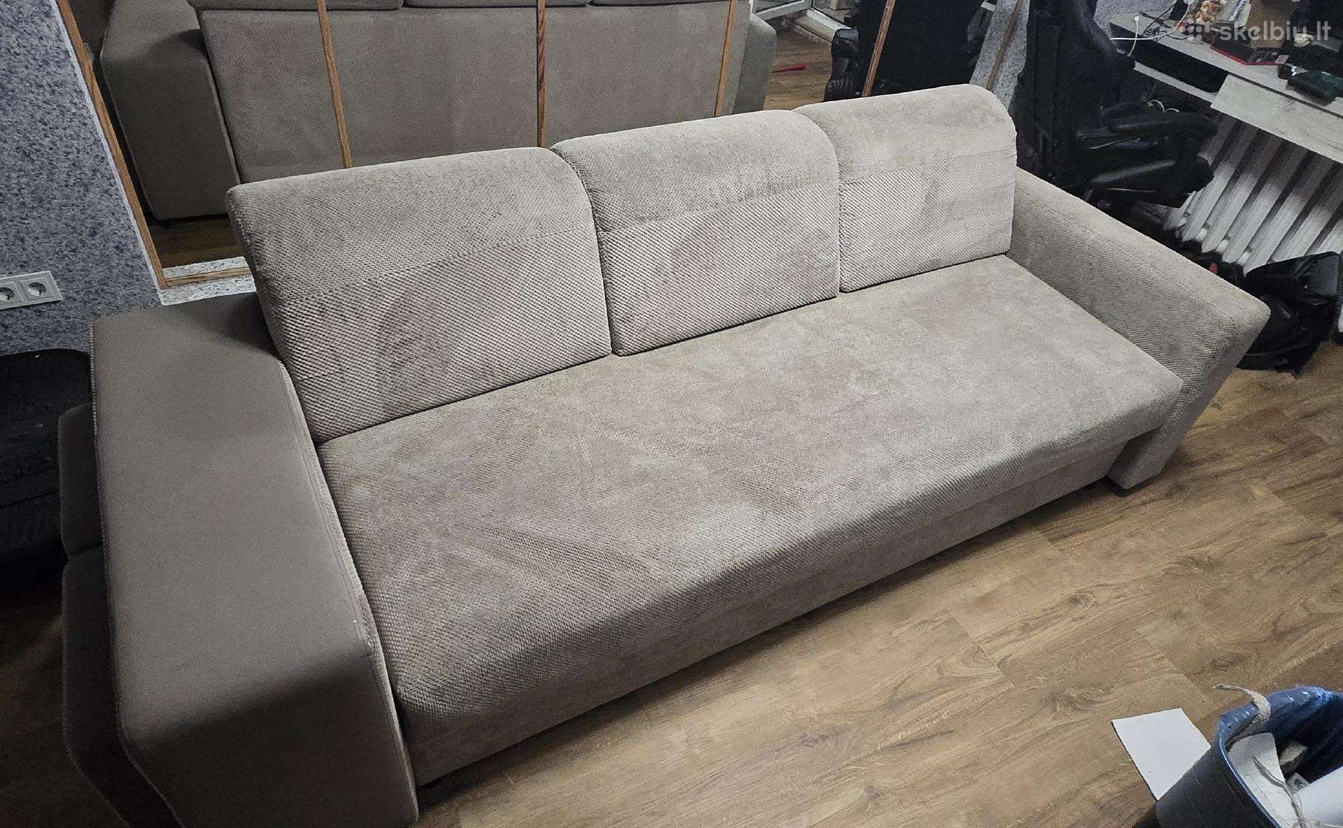 Parduodama sofa su dviem pufais