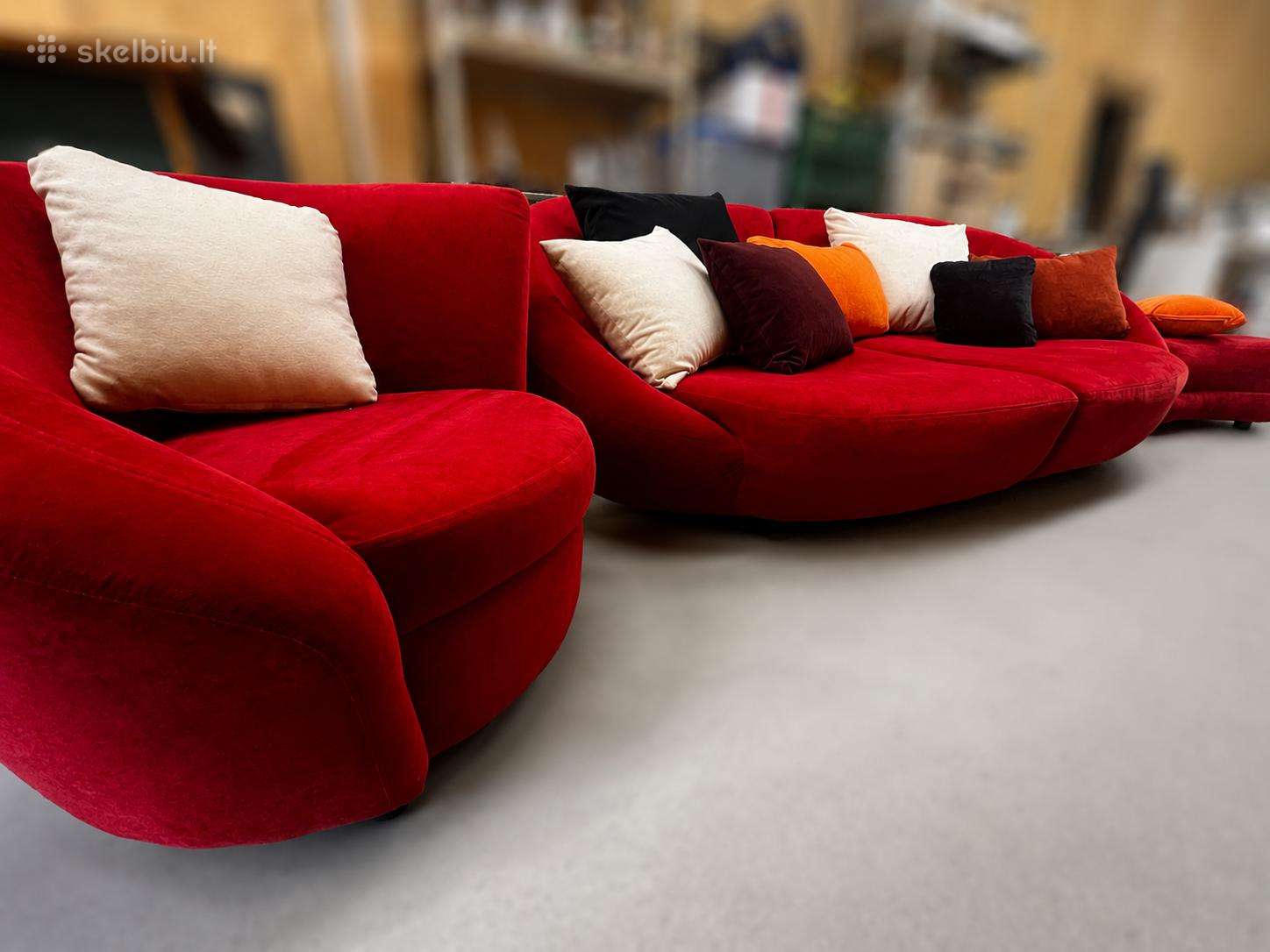 Išskirtinė raudono veliūro sofa