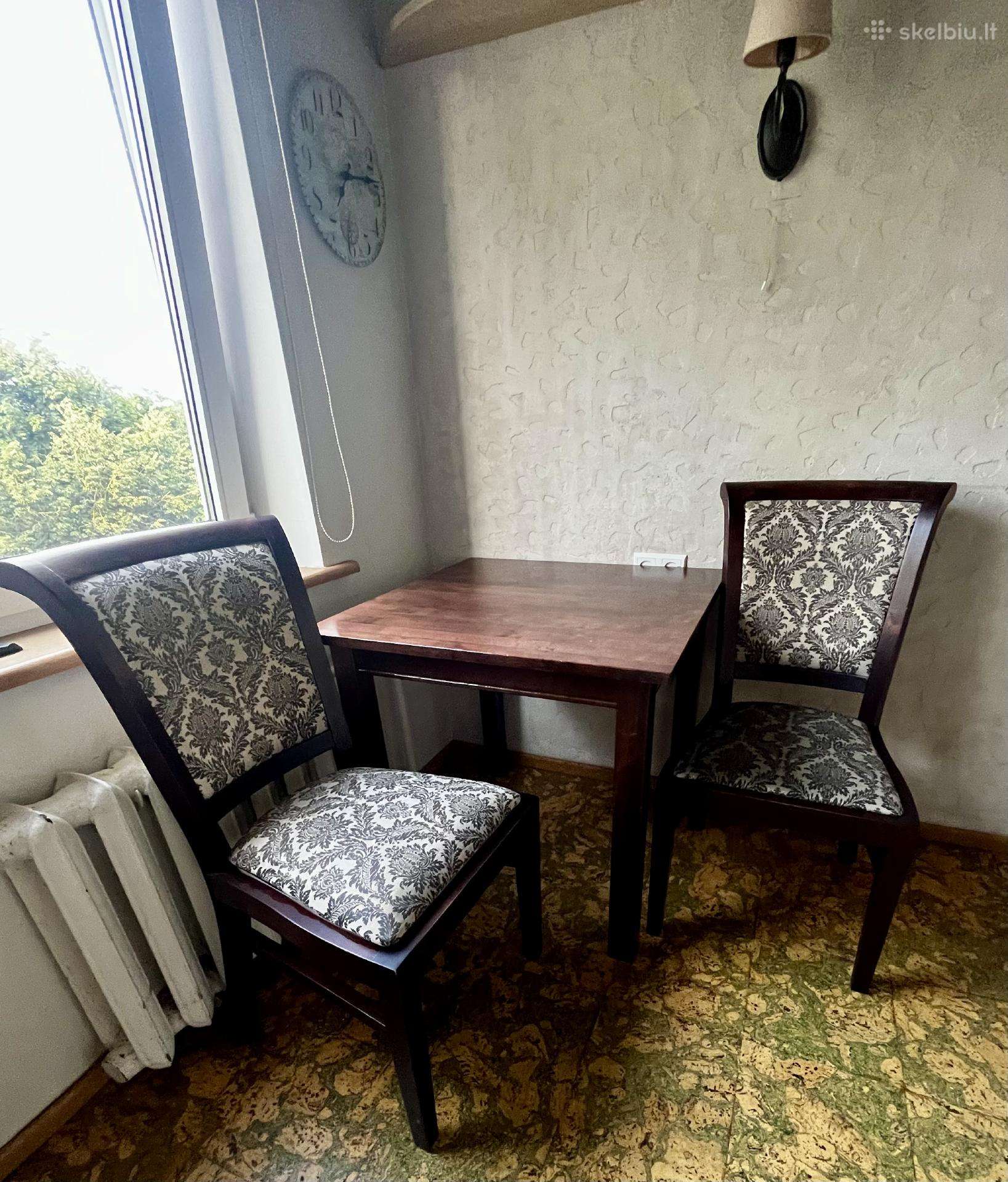 Valgomojo stalas ir dvi kėdės