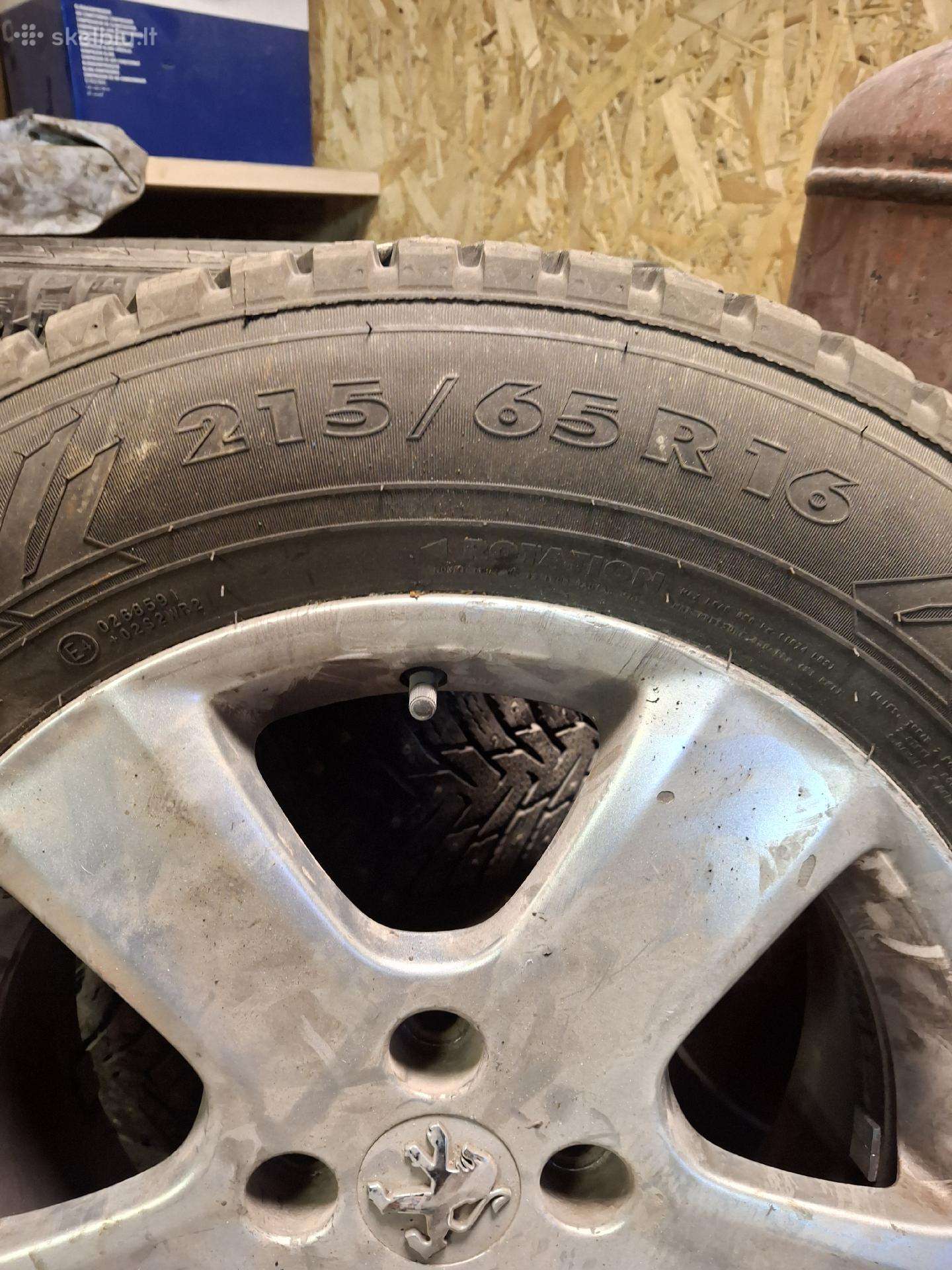 215/65 R16 padangos + Peugeot ratlankiai.