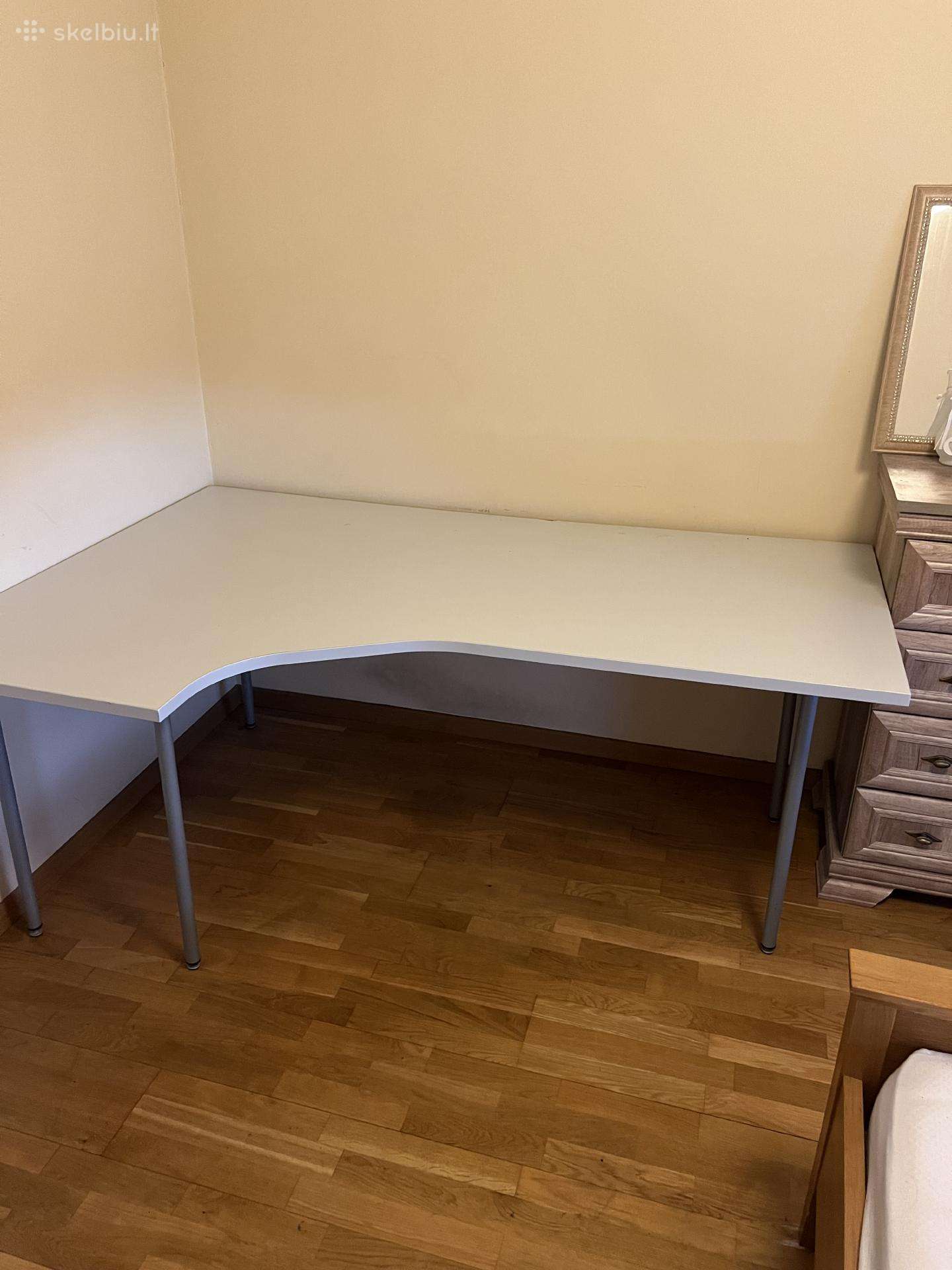 Kampinis rašomasis stalas