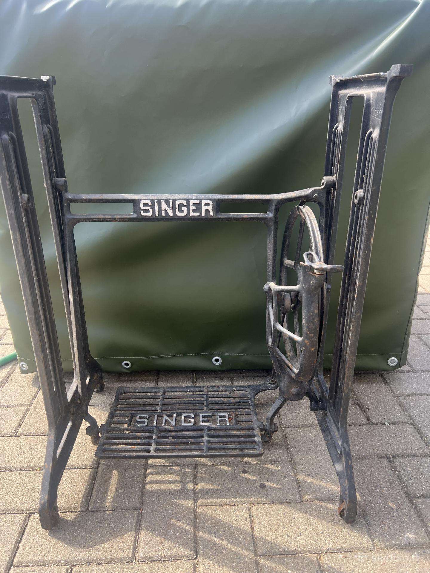 Parduodama Singer siuvimo mašinos stalo kojos