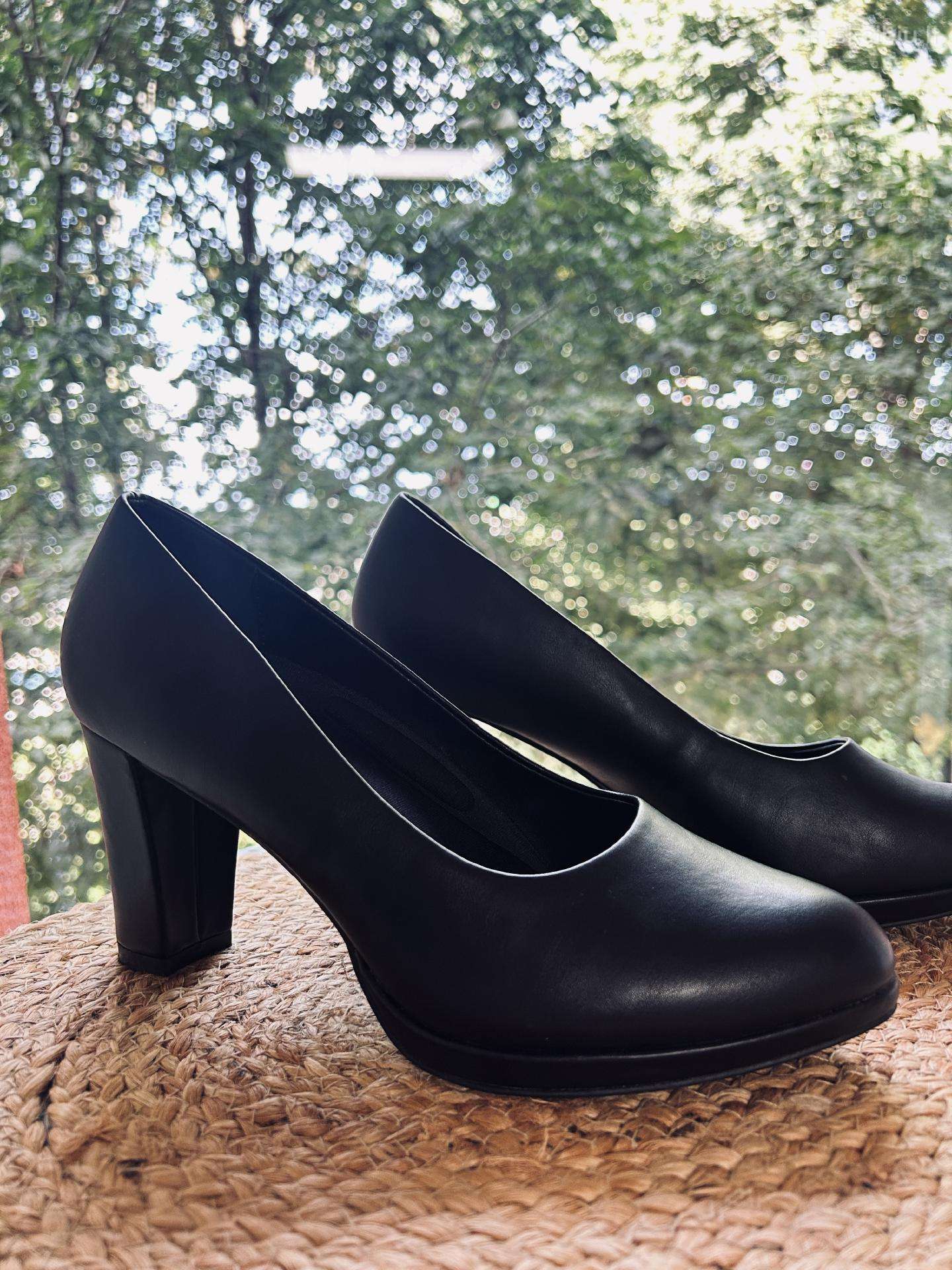 Elegantiški juodi bateliai su kulnu