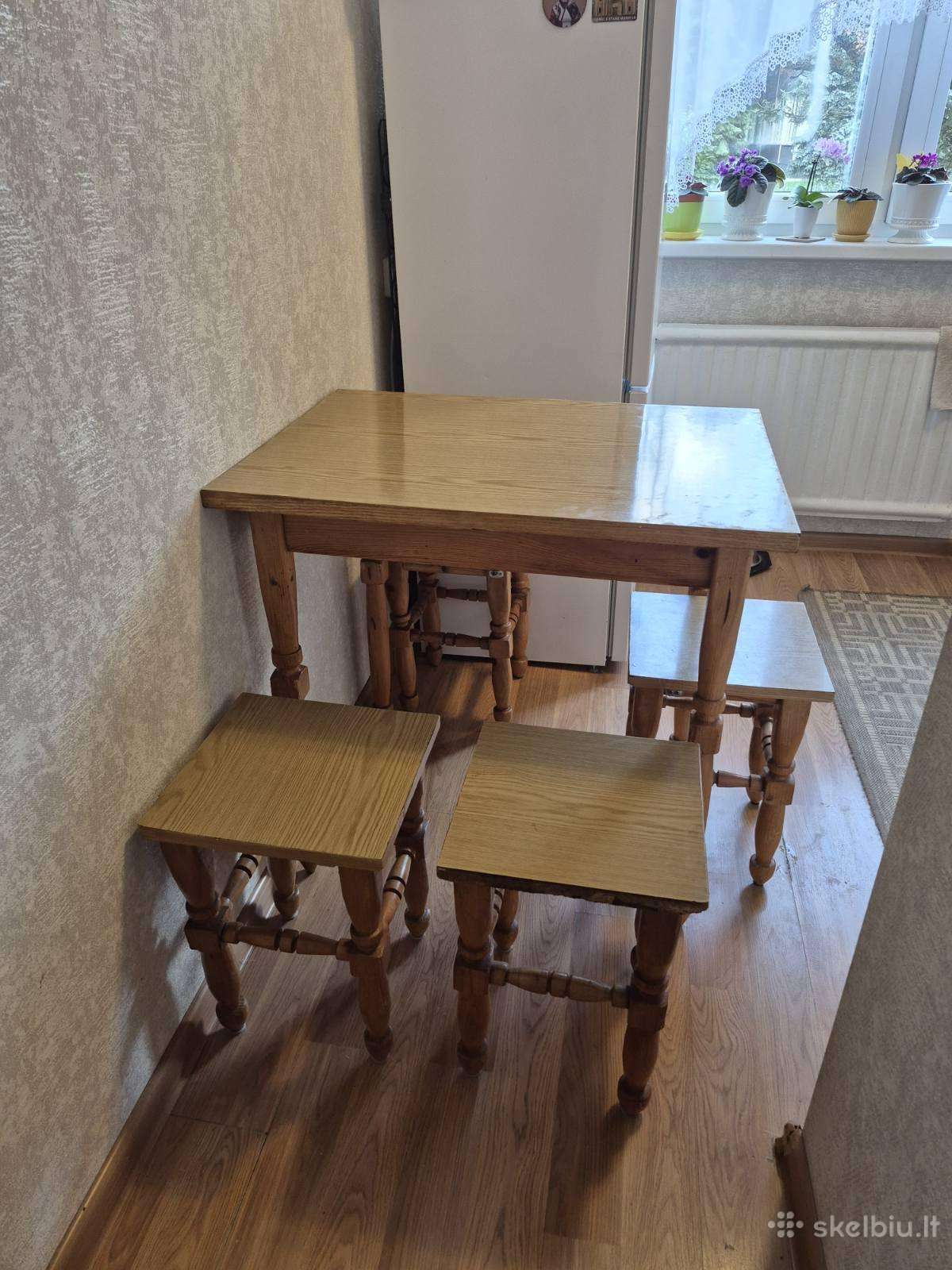 Virtuvės stalas ir 4 taburetės