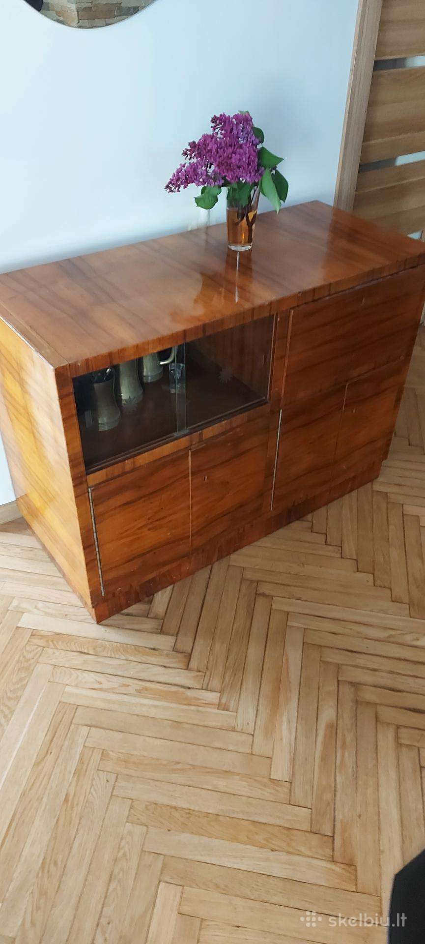 Artdeco stiliaus spintelė.