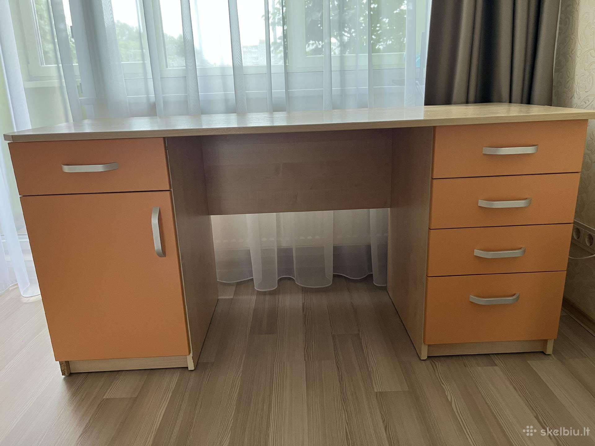 Parduodamas oranžinės ir kreminės spalvos stalas