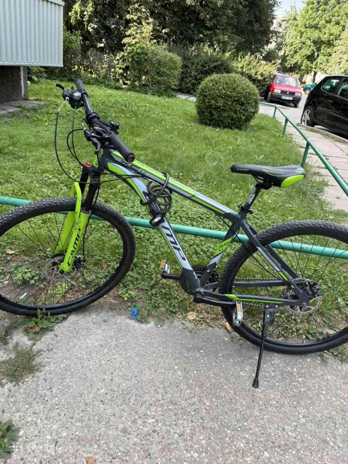 Kaina už visus 3 – 100 €.