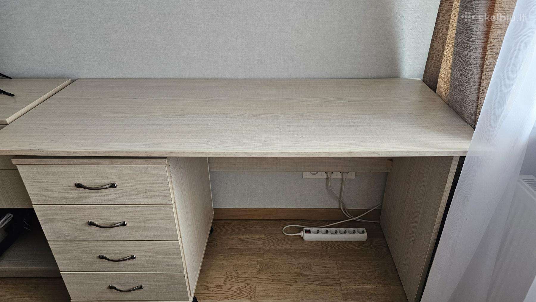 Rašomasis stalas su spintele