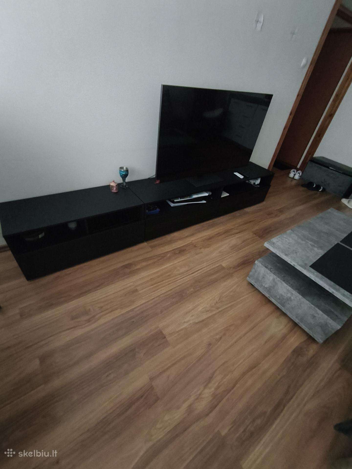Juodas TV staliukas (iš 2 dalių)