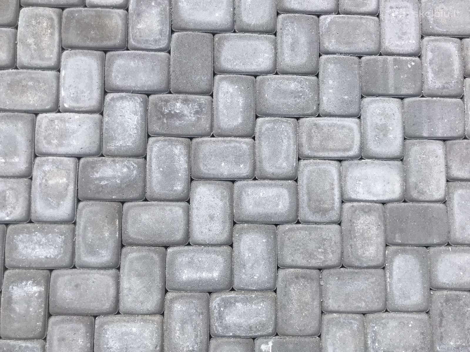 Ieškomi darbuotojai prie trinkelių klojimo darbų