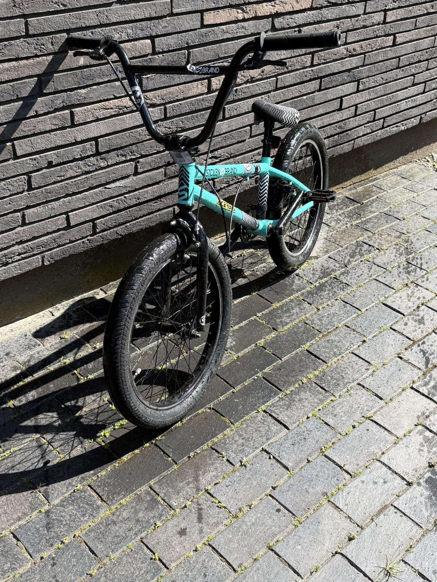 Poros metų senumo BMX dviratis