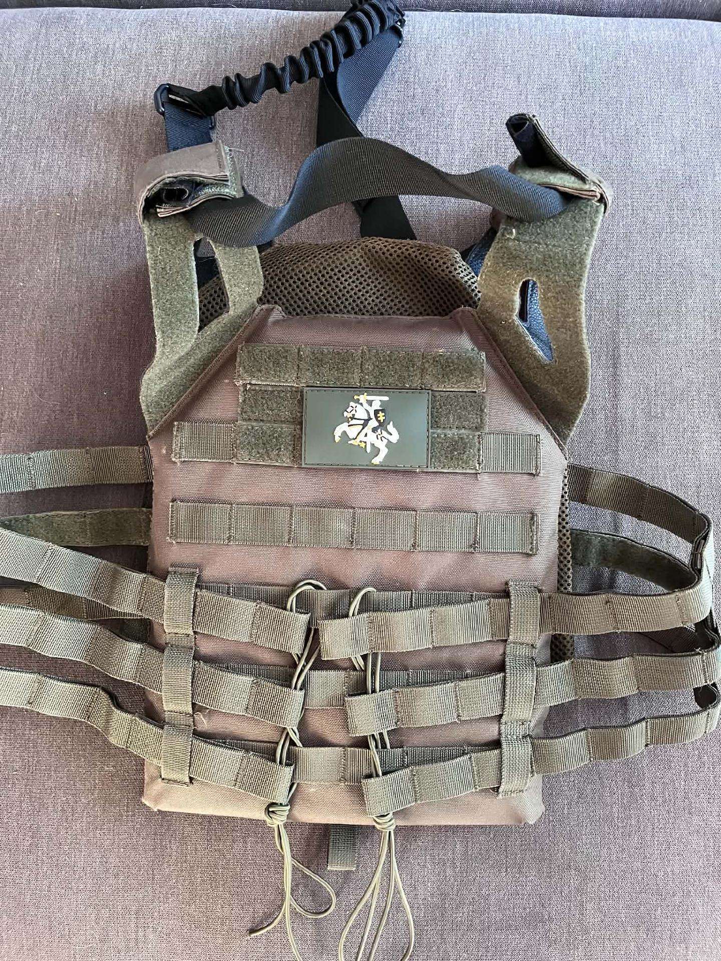 Airsoft liemenė ir šalmas