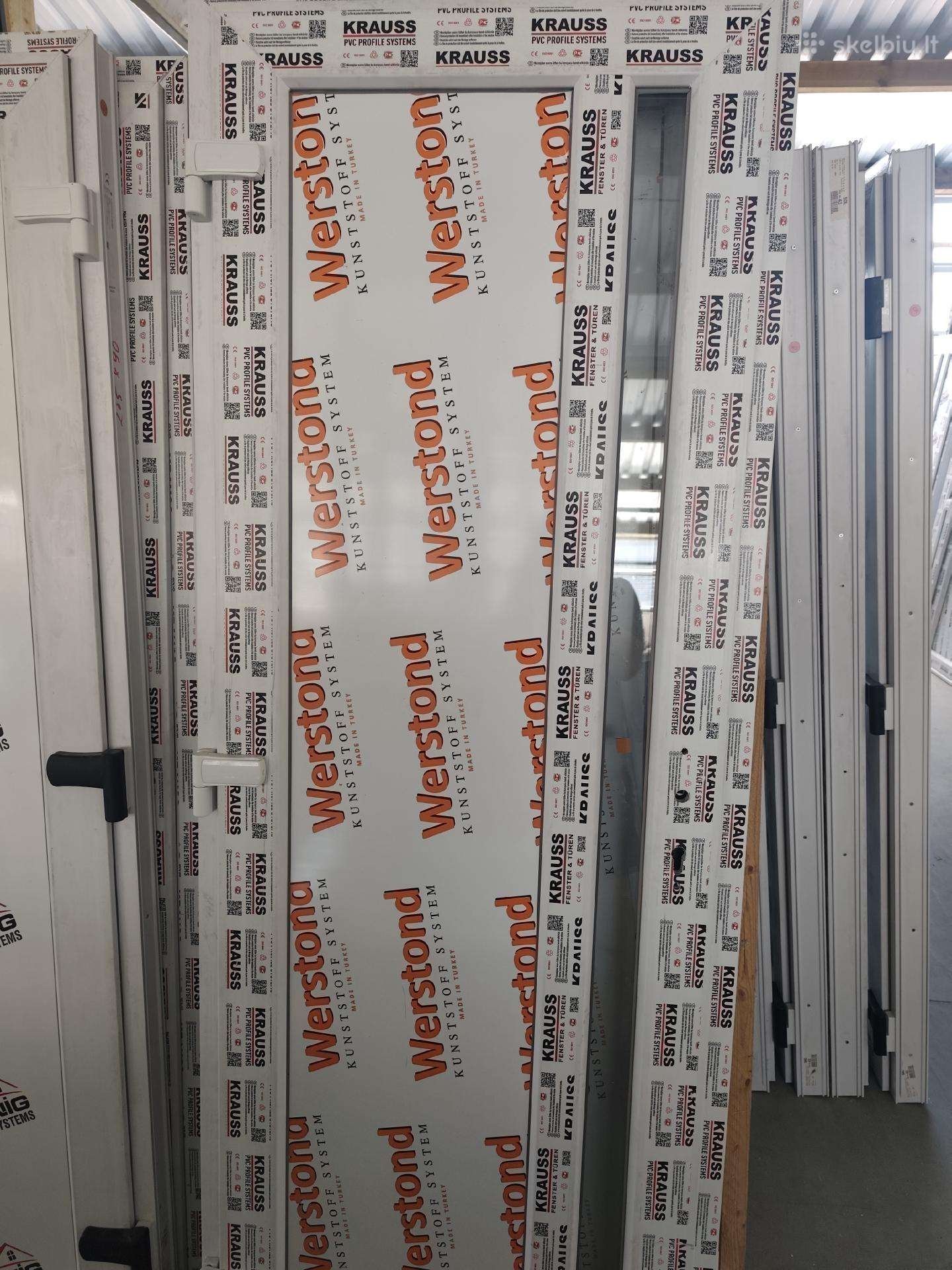 Pigios plastikines durys ir langai.
